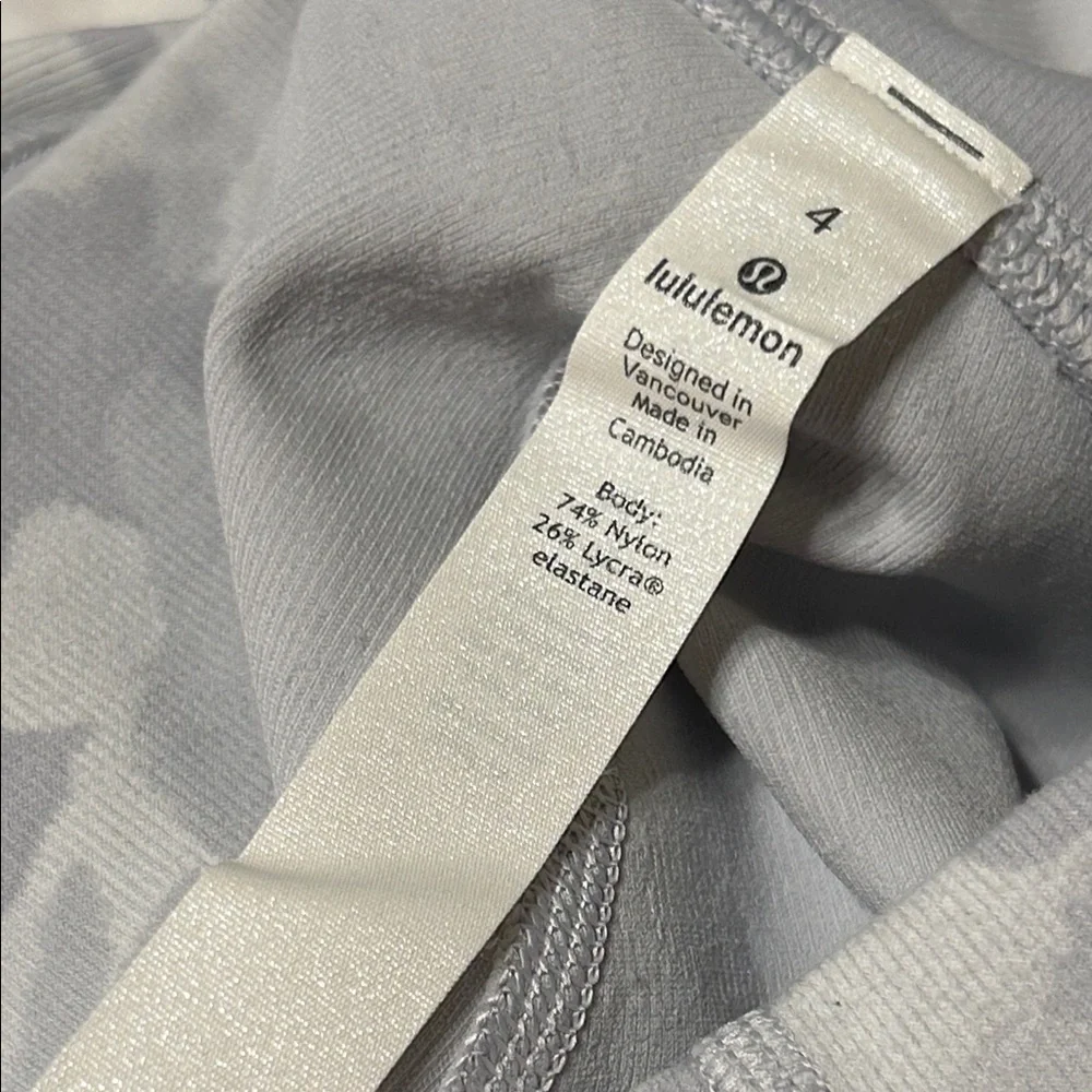 🚀Lululemon Athletica Light Gray Camo Leggings size 4 GUC